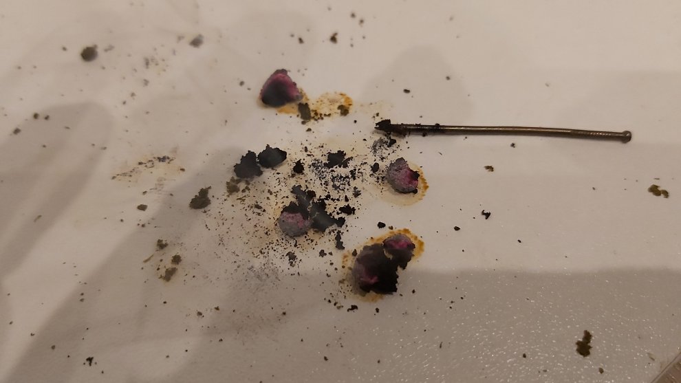 Hydra gishish burnt pieces that crumble easily.jpg