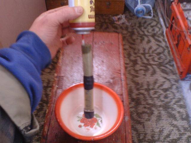 Hydra We take out the butane cylinders from the refrigerator.jpg